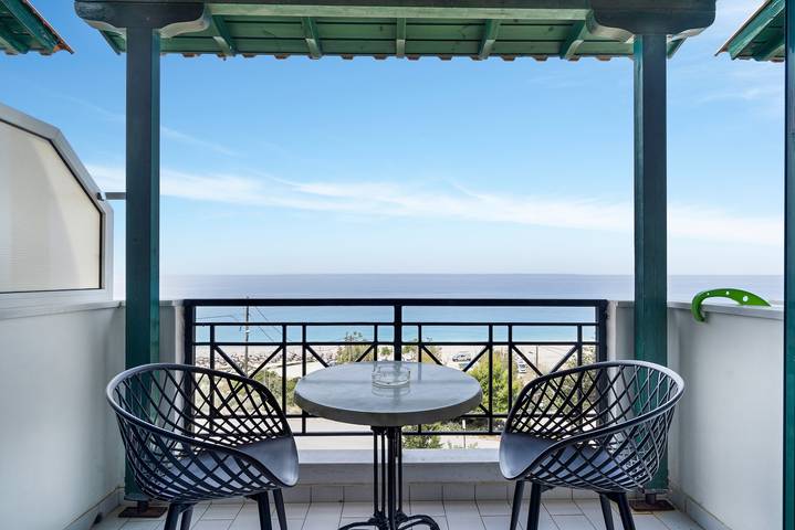 Entire studio, Apartment in a Hotel 'Sunset Premium Studio 5' with Sea View, Shared Pool, & Wi-Fi in Agios Nikitas, Greece