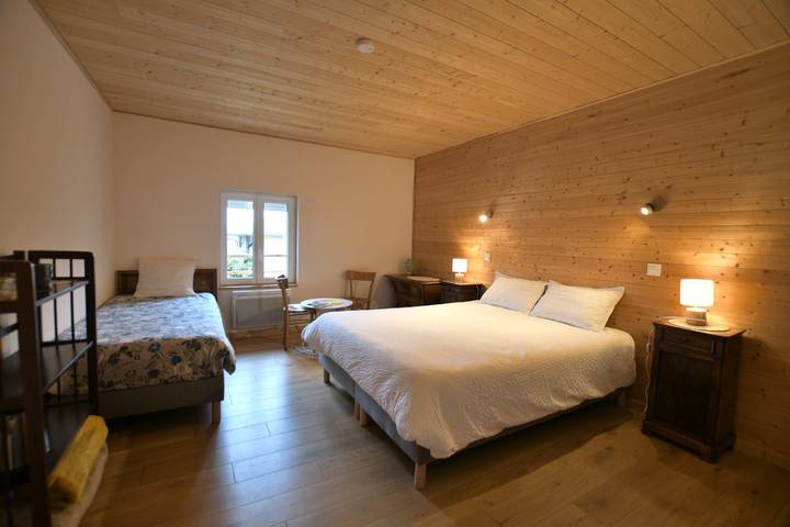 Chambre d’hôte pour 3 personnes, avec jardin et piscine à Saint-Nizier-le-Désert