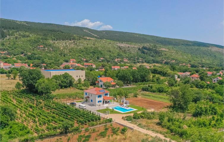 Gemütliche 1-Zimmer-Wohnung mit Pool, WLAN und Terrasse in der Nähe des Flusses Ričina in Imotski, Makarska Riviera
