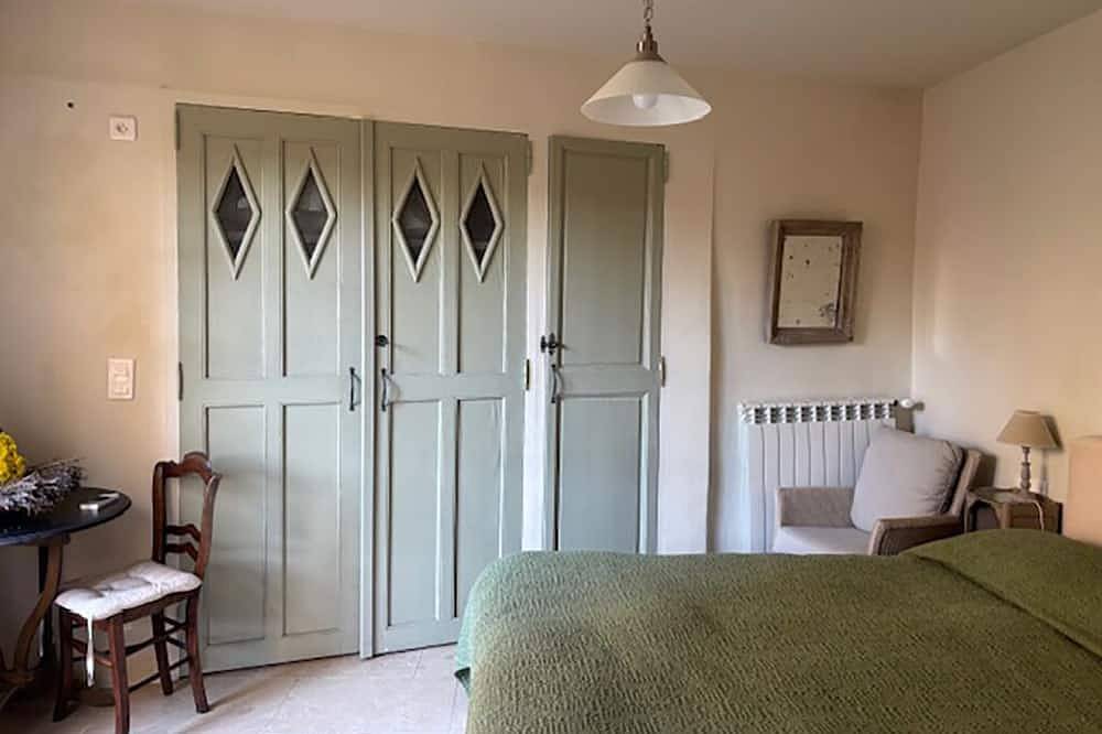 Appartement entier, Appartement calme sur cour dans le village de Lourmarin in Lourmarin, Parc naturel régional du Luberon