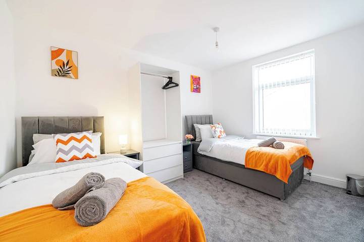 4 bed 3 bath | 5 Beds | Wigan Home | Long Stays Welcome | WiFi | Free Parking in Wigan, Grand Manchester