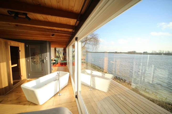 Gîte pour 2 personnes, avec sauna ainsi que vue et jardin dans Lekkerkerk