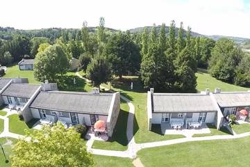 Gîte pour 2 personnes, avec terrasse ainsi que piscine et jardin, animaux acceptés à Espalion