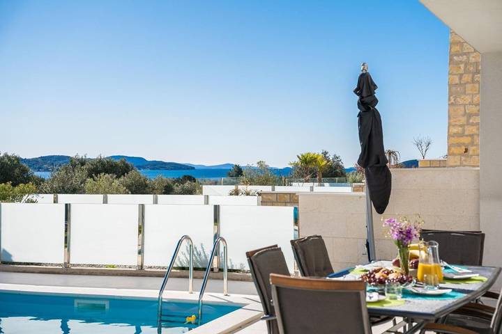 Villa pour 8 personnes, avec vue ainsi que piscine et terrasse à Tribunj - 2