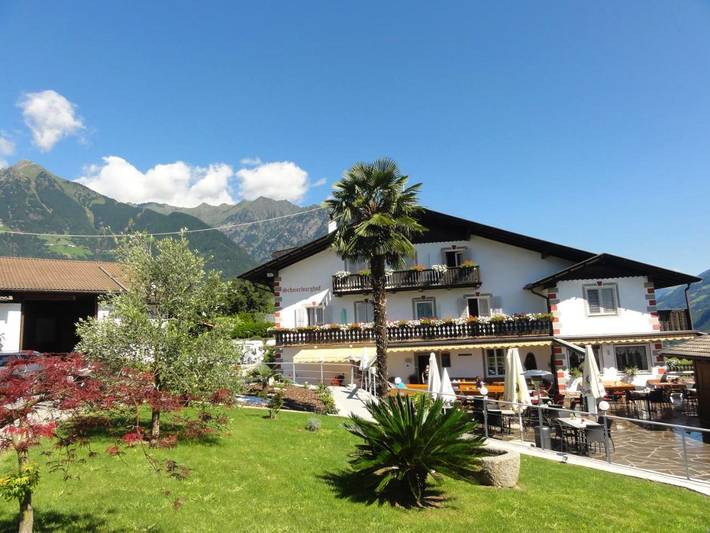 Hotel für 2 Personen, mit Balkon und Terrasse sowie Garten und Pool im Dorf Tirol