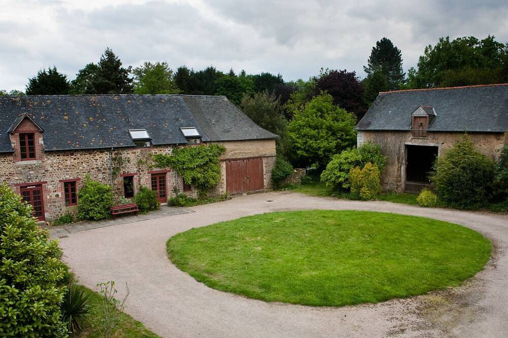 Dans anciennes écuries du château Très confortable en pleine campagne très calme in Irodouër, Région de Rennes