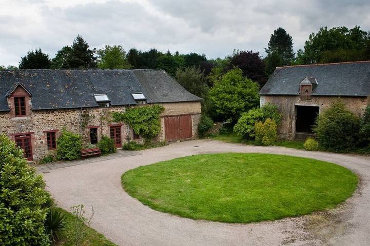 Gîte pour 12 personnes, avec Jardin à Irodouër