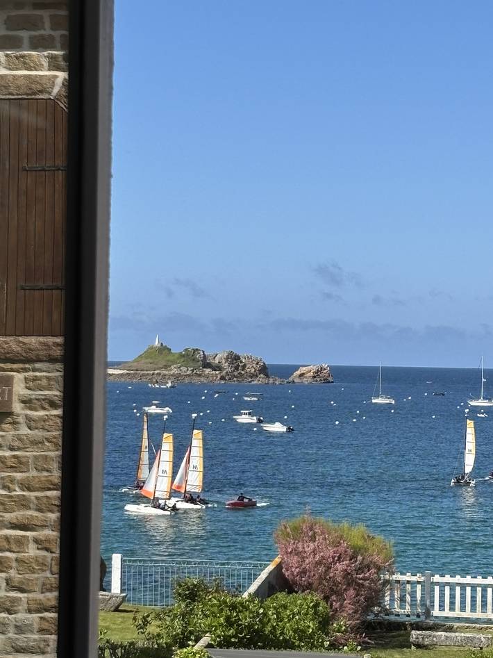 Location de vacances pour 13 personnes, avec jardin et vue sur l’océan dans Port Blanc (Penvénan)