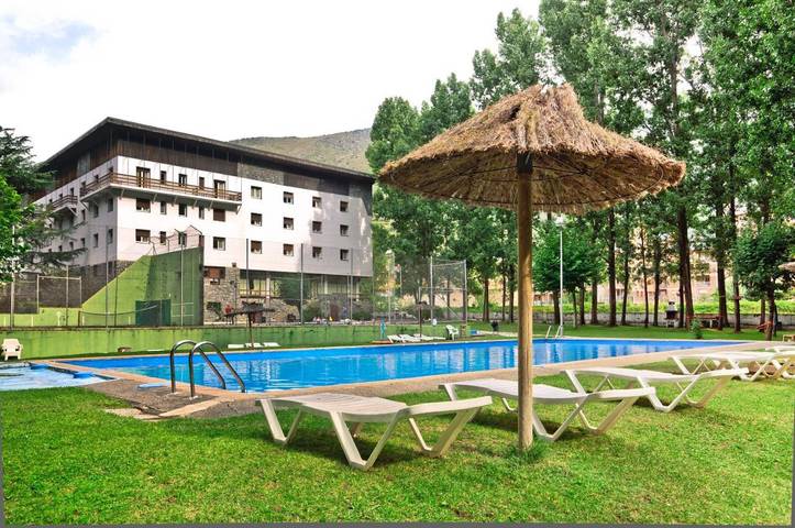 Hôtel pour 2 personnes, avec vue et terrasse ainsi que piscine et jardin, animaux acceptés - 1