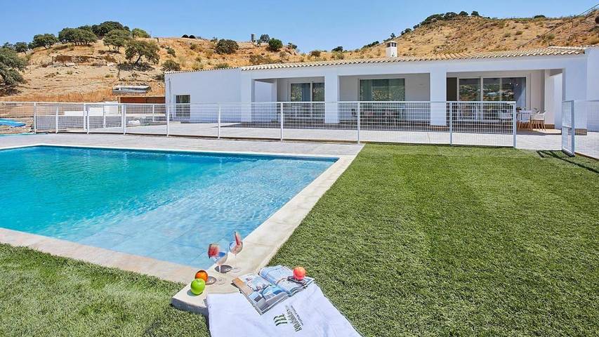 Casa rural para 14 personas, con terraza además de jardín y piscina en Olvera