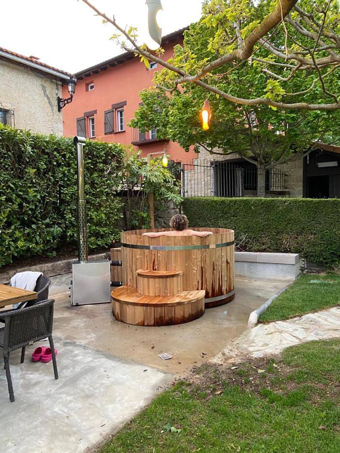 Casa rural para 12 personas, con vistas además de jardín y piscina, Se admiten mascotas en Cuenca de Pamplona