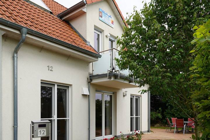 Ferienhaus für 6 Personen, mit Balkon und Whirlpool sowie Garten und Seeblick am Fleesensee
