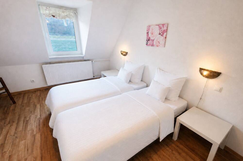 Fabulous riverfront 8-bedroom villa in Sankt Goarshausen for your retreat in Sankt Goarshausen, Mittelrhein