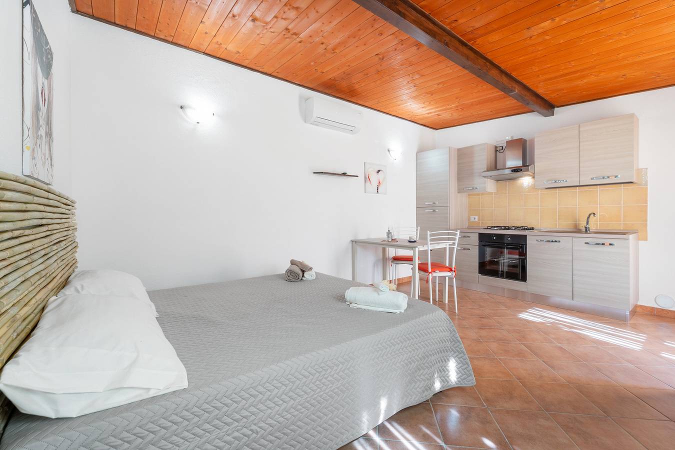 Estudio entero, Estudio 'Il Limone' con vistas a la montaña, terraza privada y aire acondicionado in Teulada (Italia), Provincia de Cagliari