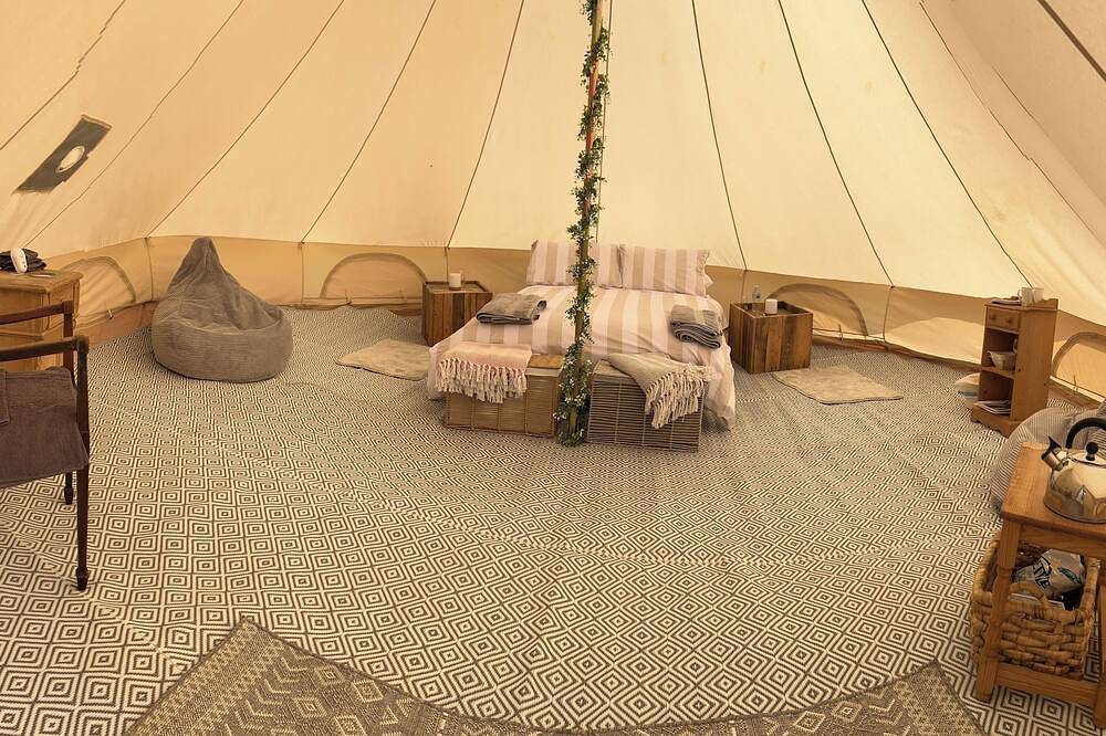 Luxury, cosy bell tent with gorgeous view in Northamptonshire