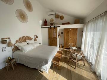 Chambre d’hôte pour 2 personnes, avec jacuzzi et sauna ainsi que jardin et piscine à Virac