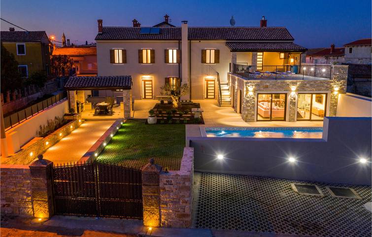 Apartment am Meer mit Pool, in der Nähe des Flughafens Pula und des Stadtzentrums in Valtura, Südküste Istrien