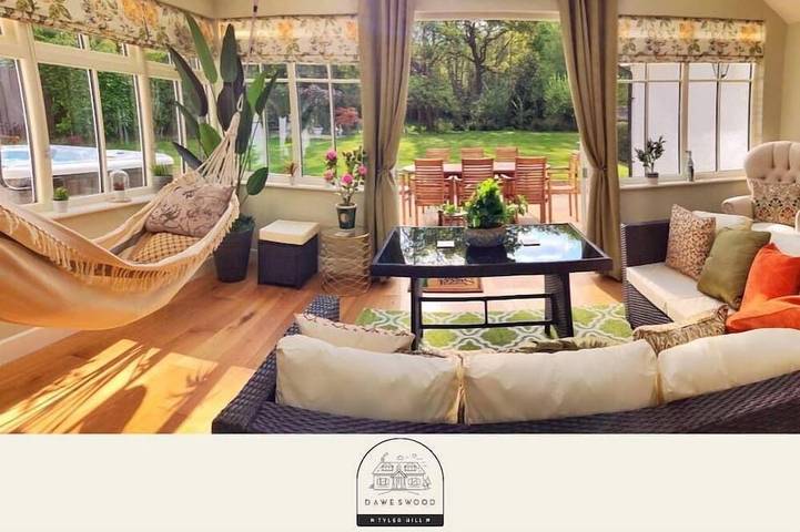 Cottage for 12 people, with garden and hot tub as well as balcony, with pets in Kent