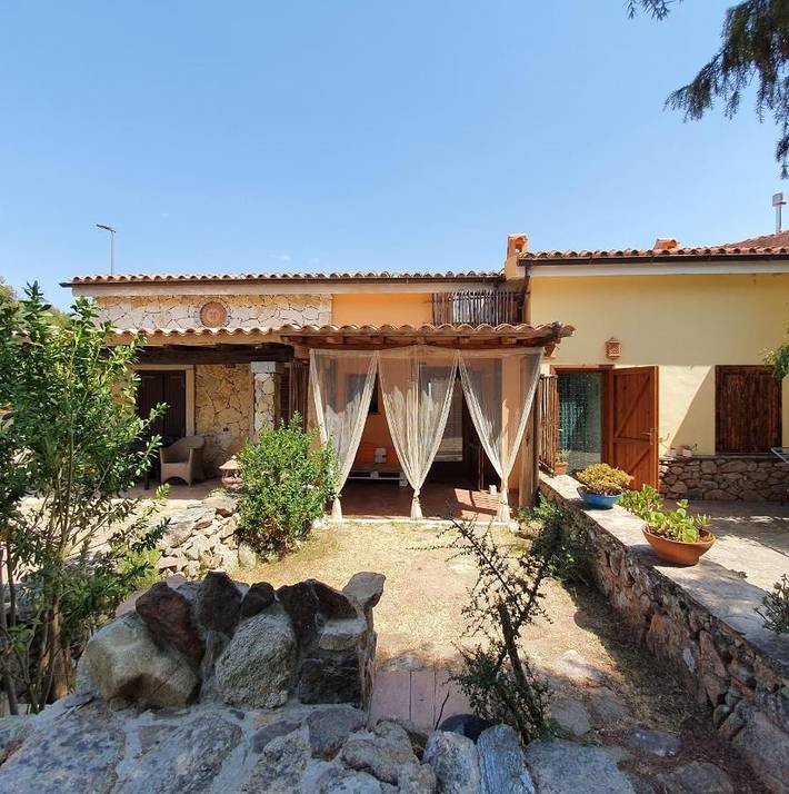 Location de vacances pour 4 personnes, avec jardin ainsi que piscine et vue dans Sole Ruiu