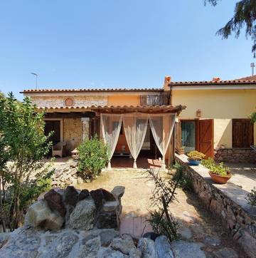 Gîte pour 4 personnes, avec vue et jardin ainsi que bassin pour enfant et piscine dans Sole Ruiu