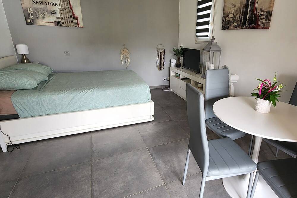 2 bedrooms with private bathroom and kitchen in shared villa with  swimming pool in Boulouris, Saint-Raphaël