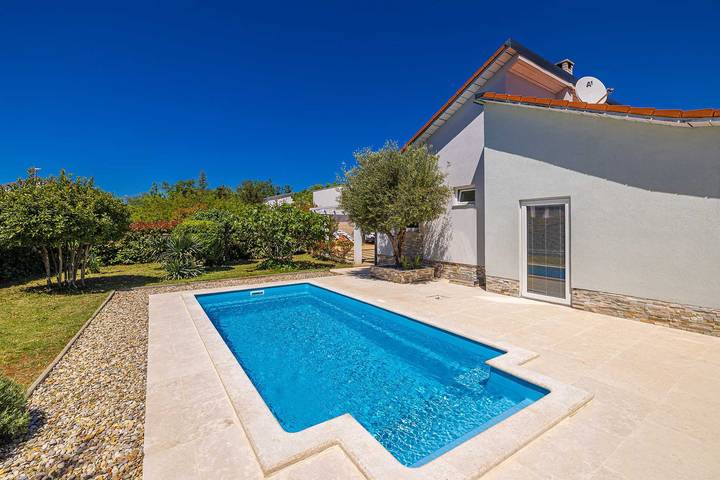 Appartement entier, Maison de vacances Kai avec piscine privée in Pinezici, Krk
