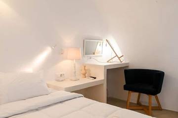 Holiday Apartment for 4 People in Firostefani, Thera, Photo 1