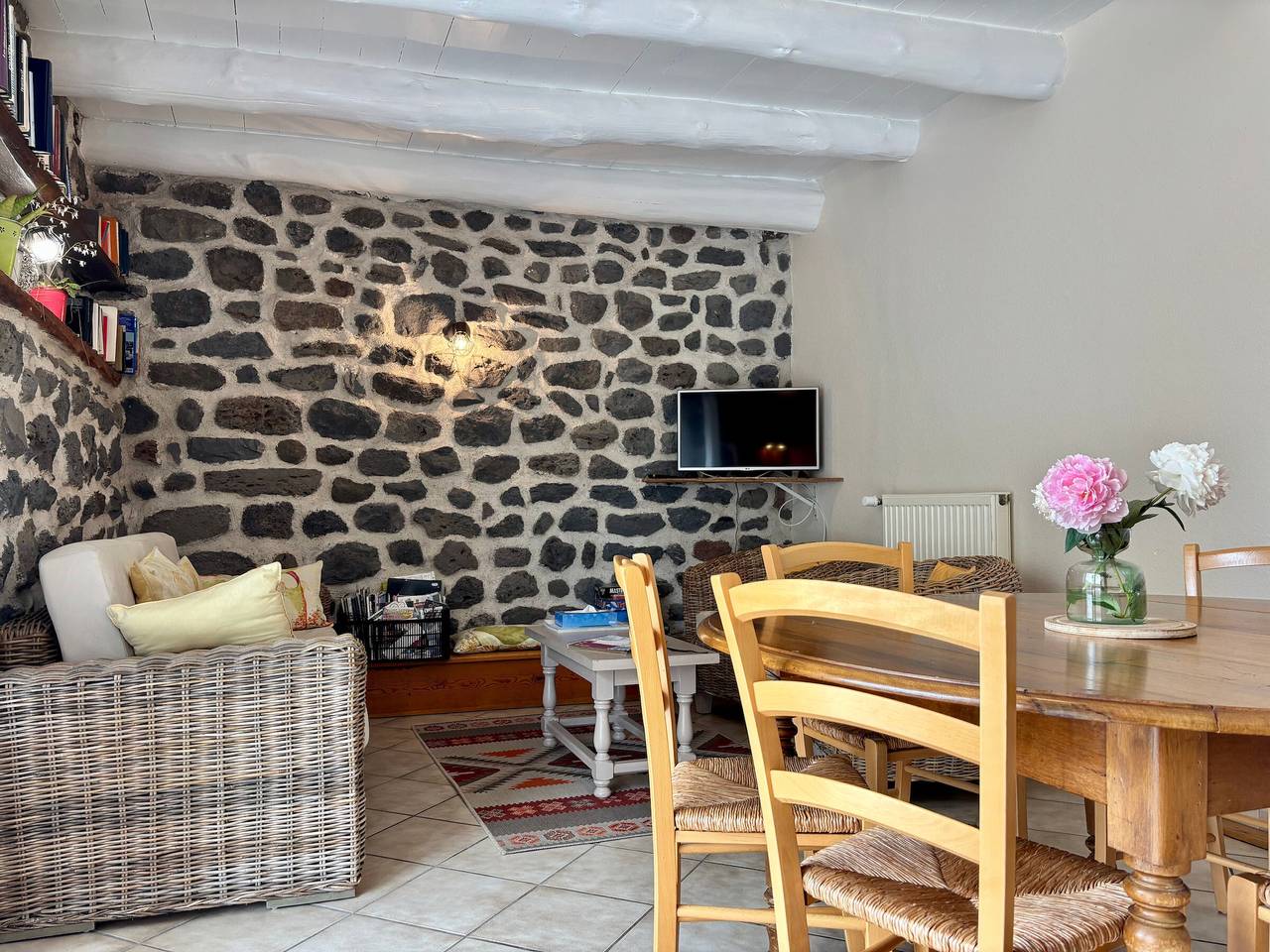 Gîte tout inclus avec terrasse, jardin et parkings, proche Puy-en-Velay et chemins de randonnée. in Séneujols, Haute-Loire