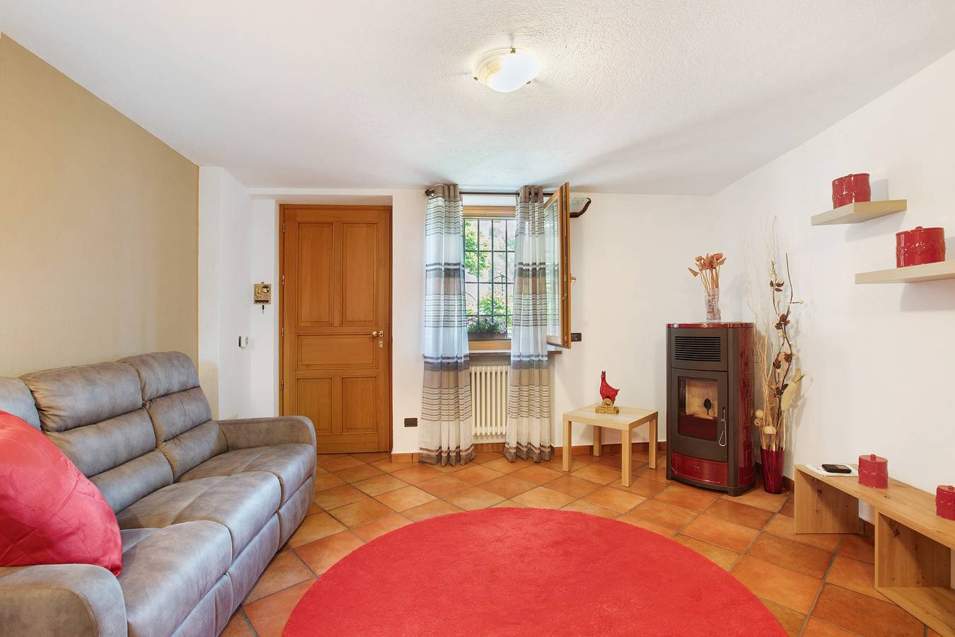 Apartamento entero, Apartamento 'La Casa Di Pasky' con vistas a la montaña, jardín compartido y Wi-Fi in Comune di Roisan, Alpes del Valais