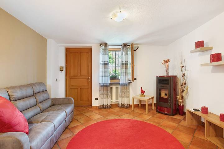 Appartamento intero, Appartamento 'La Casa Di Pasky' con vista sulle montagne, giardino in comune e Wi-Fi in Comune di Roisan, Alpi Pennine