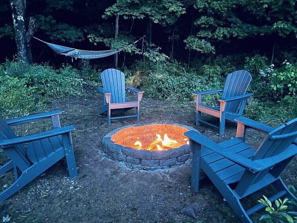 Cozy Cottage with Jacuzzi+Sauna+Fire Pit and Reading Nook! in Sullivan County