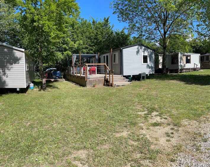 Camping pour 6 personnes, avec vue sur le lac ainsi que jardin et balcon en Haute-Savoie