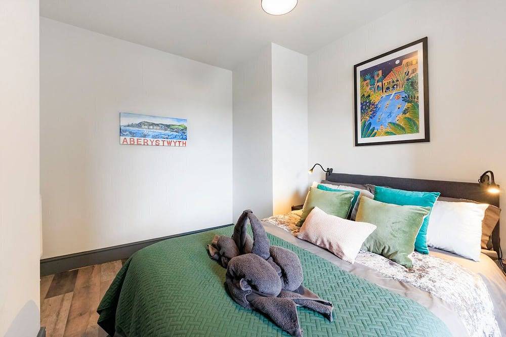 Large seafront apartment with balcony, parking and sea views in Aberystwyth, Cardigan Bay