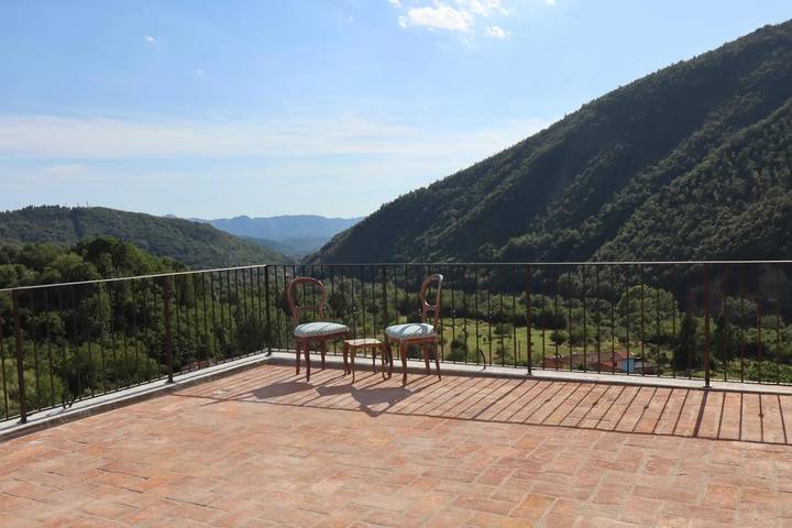 Entire apartment, Room 'Palazzo Degli Angeli Queen' with Wi-Fi and Air Conditioning in Fivizzano, Massa-Carrara