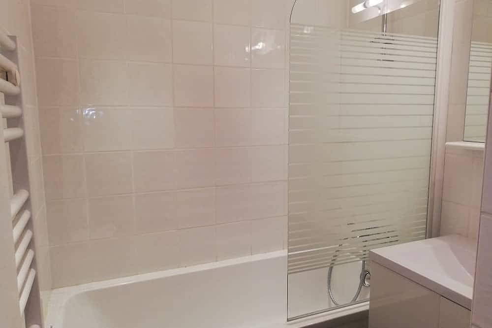 Entire apartment, Cozy apartment in Plagne Village with direct access to slopes, south-facing terrace, pets allowed in Plagne Villages, La Plagne-Tarentaise