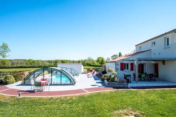 Gîte pour 12 personnes, avec jardin à Mervent