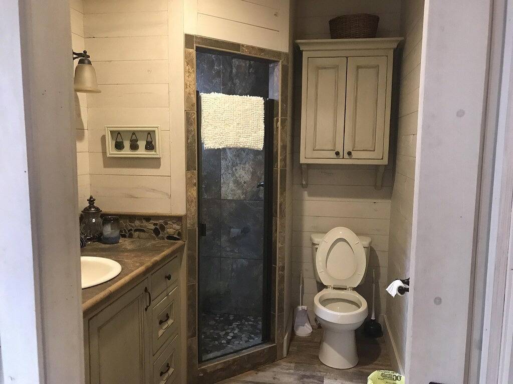 Hütte am See, gemütliches Paar oder kleine Familie. Pontoon Bootsverleih verfügbar in Lake Martin