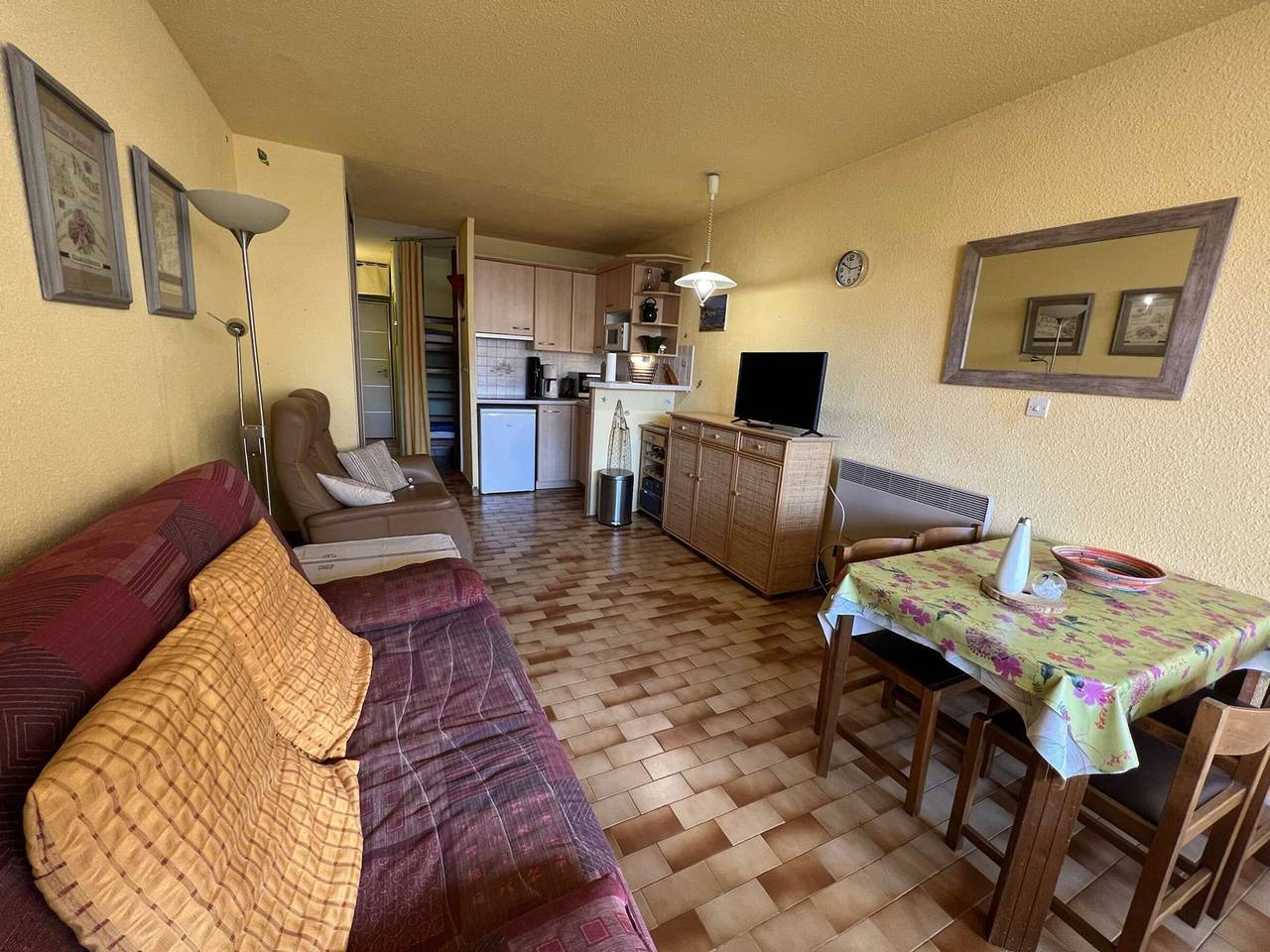Studio entier, Studio cosy avec cabine, piscine, parking, lave-linge, proche plage et commerces. in Cap d'Agde, Agde