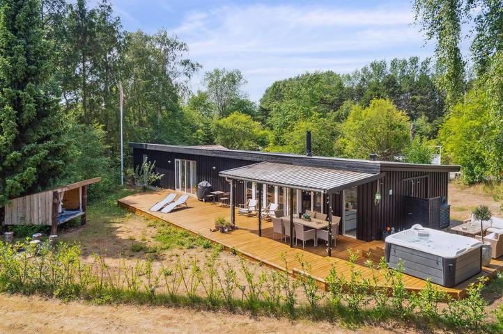 Ferienhaus für 8 Personen, mit Terrasse und Whirlpool in Marielyst