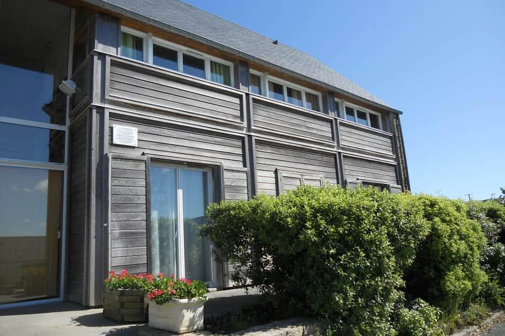 Maison spacieuse à La Hague avec animaux acceptés et parking in Biville, La Hague