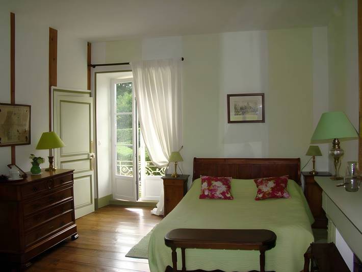 Chambre d’hôtes 'Chambre Minane' avec vue sur le parc, les étangs et la Nature à perte de vue,  WIFI in Royères, Région de Limoges