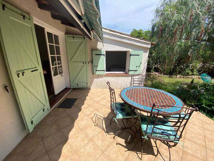 Maison de vacances pour 4 personnes, avec terrasse et vue ainsi que bassin pour enfant et jardin, animaux acceptés