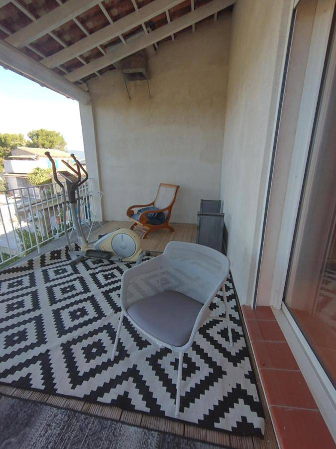 Gîte pour 2 personnes, avec vue ainsi que terrasse et piscine, animaux acceptés à La Bastidonne - 2