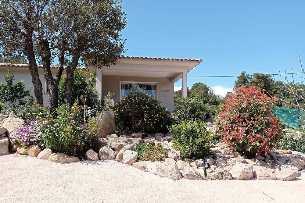 Mini villa 4 personnes très belle vueà 2 mn des piscines naturelles avec piscine in Sainte-Lucie de Porto-Vecchio, Zonza