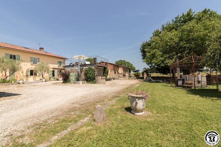 Gîte pour 12 personnes, avec sauna ainsi que terrasse et jardin
