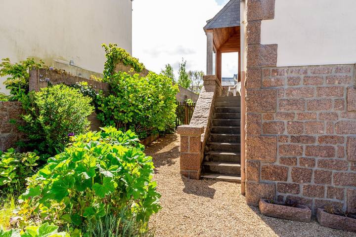 Gîte pour 7 personnes, avec terrasse et jardin