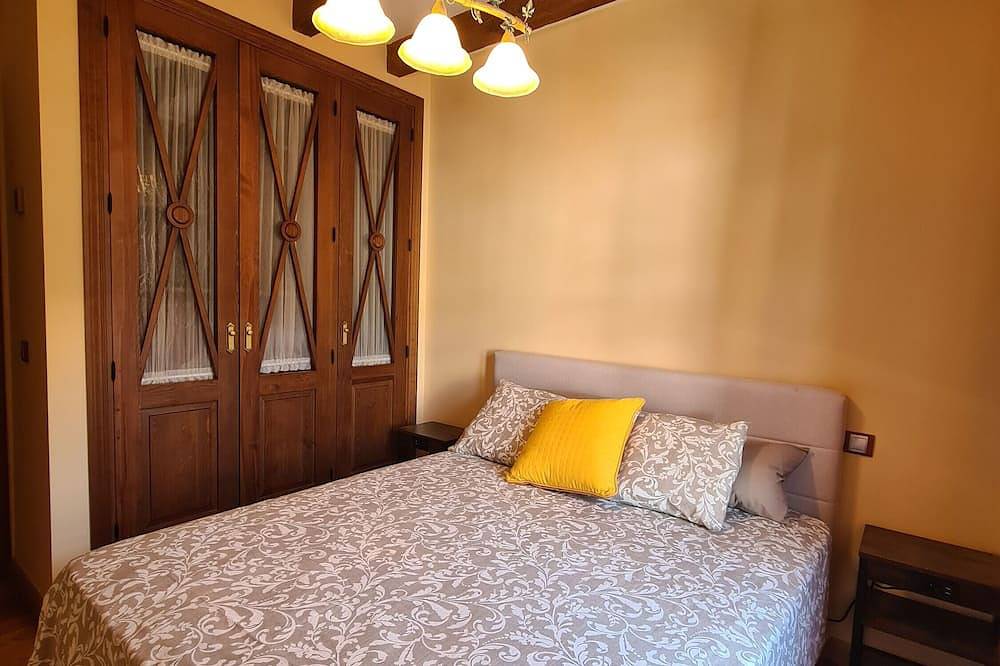 Chalet 'Tu Capricho' with Mountain View, Wi-Fi and Air Conditioning in Piedralaves, Ávila Region
