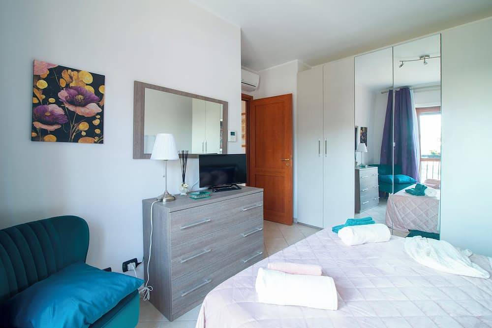 Ganze Wohnung, Delightful apartment with large terrace near Leonardo Da Vinci Fco Airport in Fiumicino, Rom Provinz