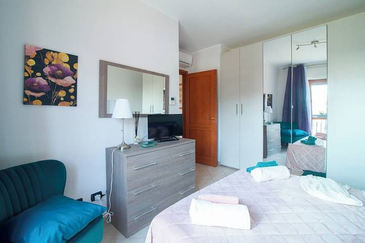 Entire apartment, Delightful apartment with large terrace near Leonardo Da Vinci Fco Airport in Fiumicino, Rome Province