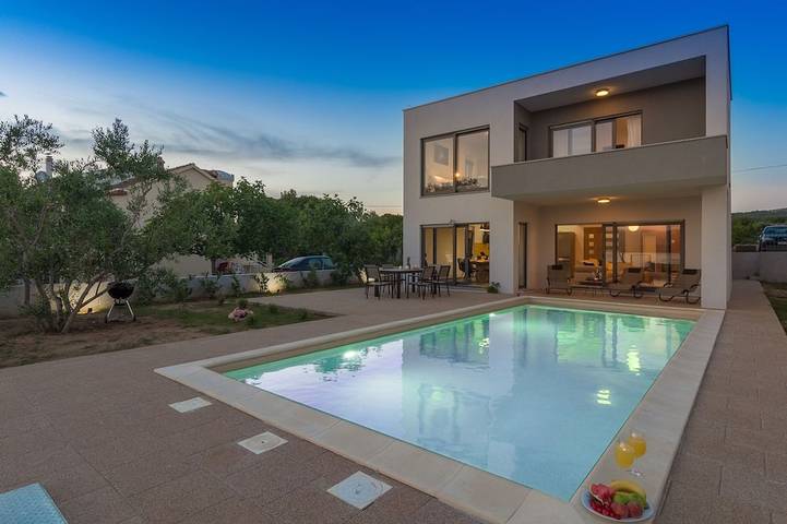 Villa pour 10 personnes, avec terrasse et piscine à Turanj